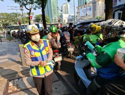 Ditlantas Polda Metro Jaya Bagikan 20.000 Masker kepada Pengemudi Ojol di Tengah Sebaran Abu Vulkanik