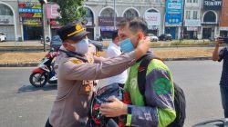Antisipasi Abu Vulkanik, Polres Tangsel Bagikan 1.000 Masker dan Siram Jalan