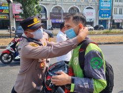 Antisipasi Abu Vulkanik, Polres Tangsel Bagikan 1.000 Masker dan Siram Jalan
