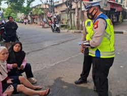 Anggota Ditlantas Polda Metro Jaya Sigap Bantu Korban Lakalantas di Tendean